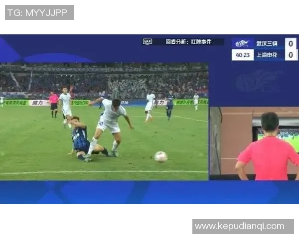 足球明星比赛中突发晕倒事件引发广泛关注视频记录瞬间震惊全场