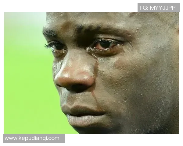 足球明星在赛场上泪流满面瞬间展现情感与坚持的真实写照